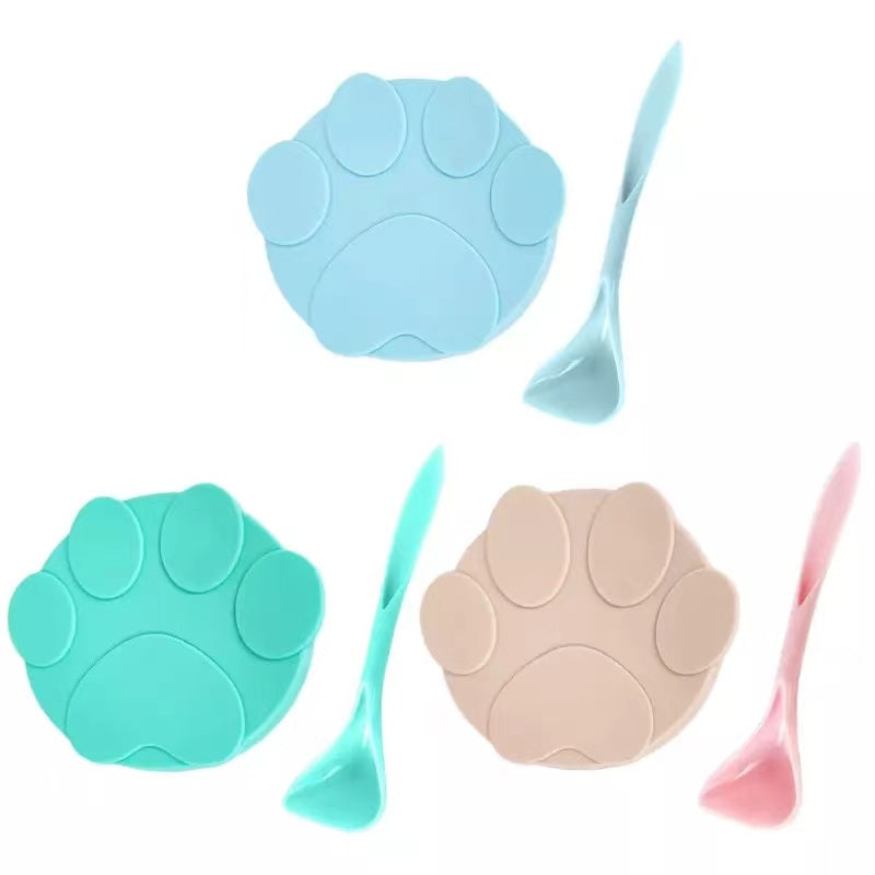 Silicone pet food can cover in multiple colors, designed for dogs and cats, showcasing its universal fit and airtight seal.