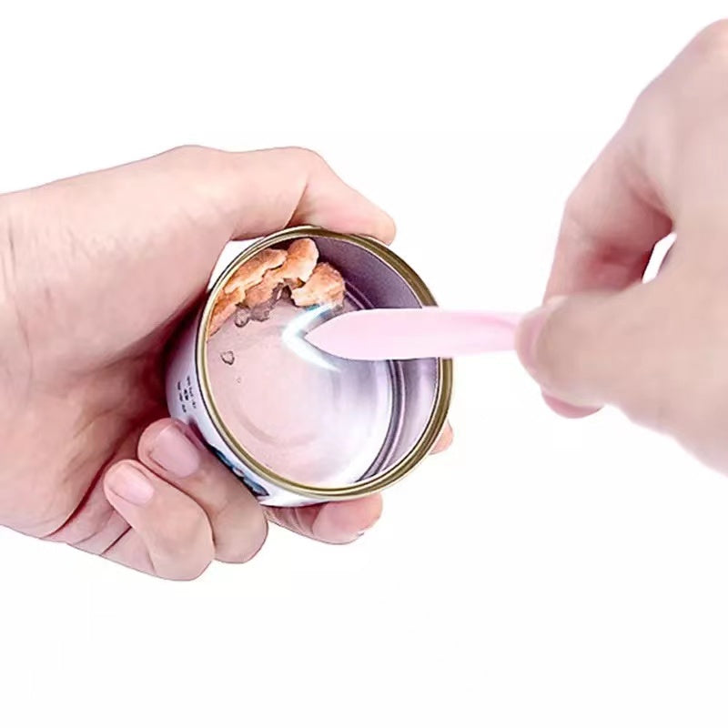 Silicone pet food can cover in multiple colors, designed for dogs and cats, showcasing its universal fit and airtight seal.