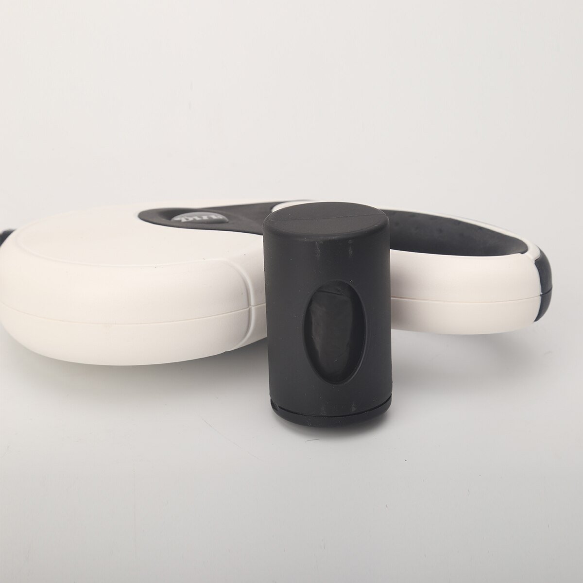 5M Retractable Dog Leash with built-in poop bag dispenser, suitable for all dog sizes, available in four colors.