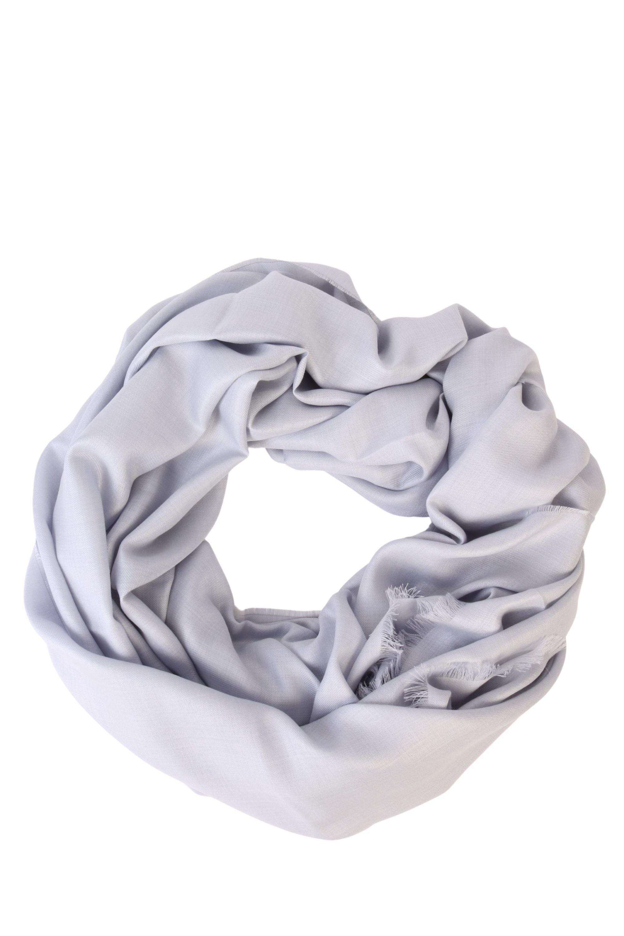 Luxurious silver-gray shawl made of 70% royal alpaca and 30% silk, showcasing its soft texture and elegant design.