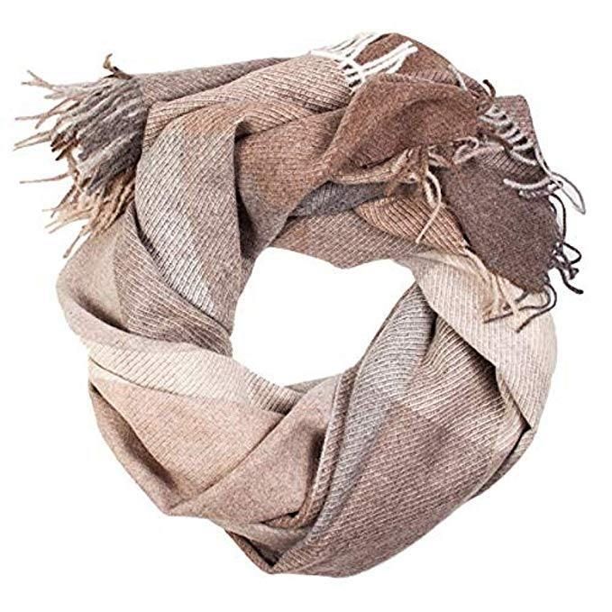 Luxurious beige-grey plaid made from 100% alpaca wool, featuring a herringbone pattern, perfect for autumn and winter.