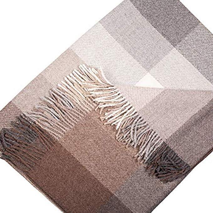 Luxurious beige-grey plaid made of 100% alpaca wool, featuring a sophisticated fishtail pattern, perfect for autumn and winter warmth.