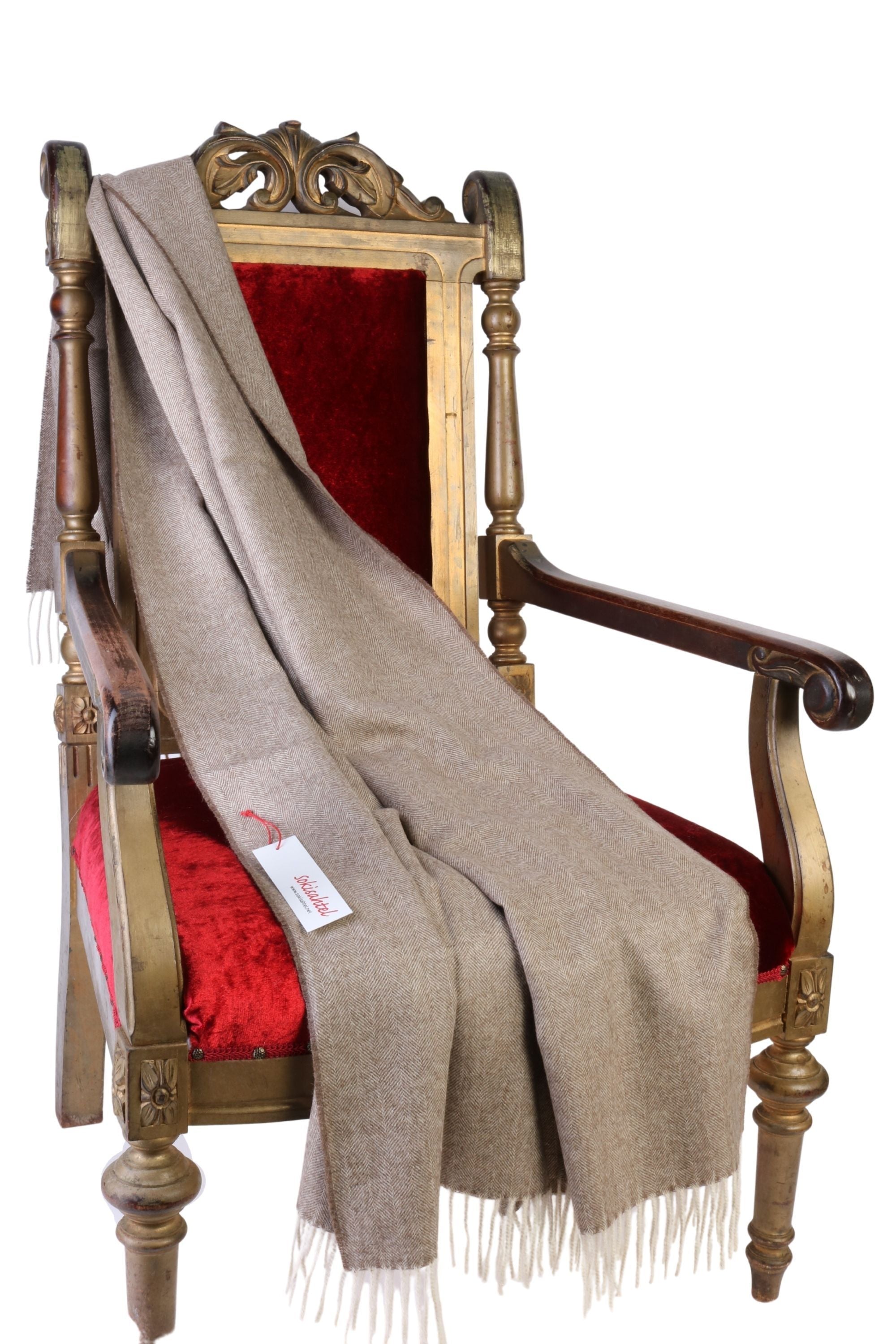 Luxurious brown plaid made of 100% alpaca wool featuring a herringbone pattern, perfect for autumn and winter.