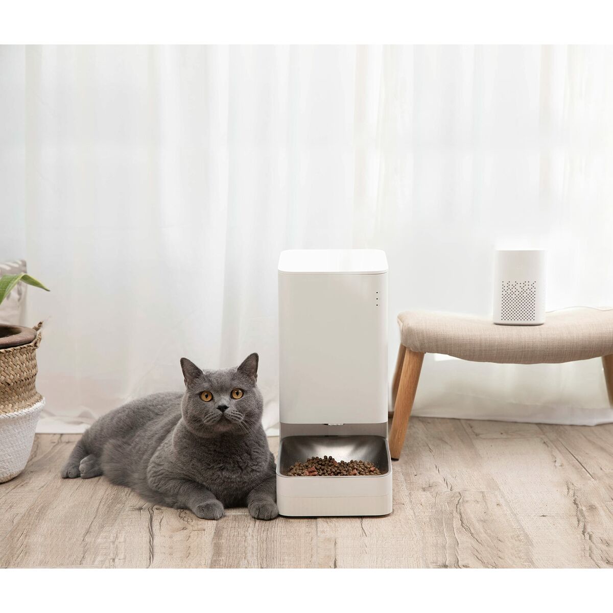 Xiaomi Automatic Feeder in white color with a 1.8 kg capacity, made of silicone and stainless steel, designed for automatic pet feeding.