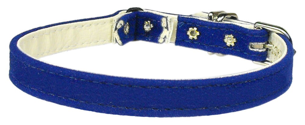 Breakaway cat collar in velvet material, featuring an elastic safety band, designed for comfort and style.