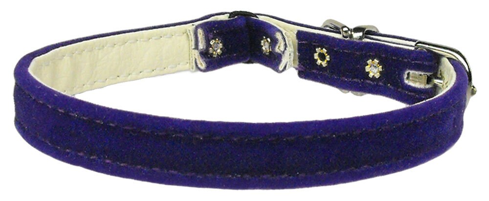 Breakaway cat collar in velvet material, featuring an elastic safety band, designed for comfort and style.