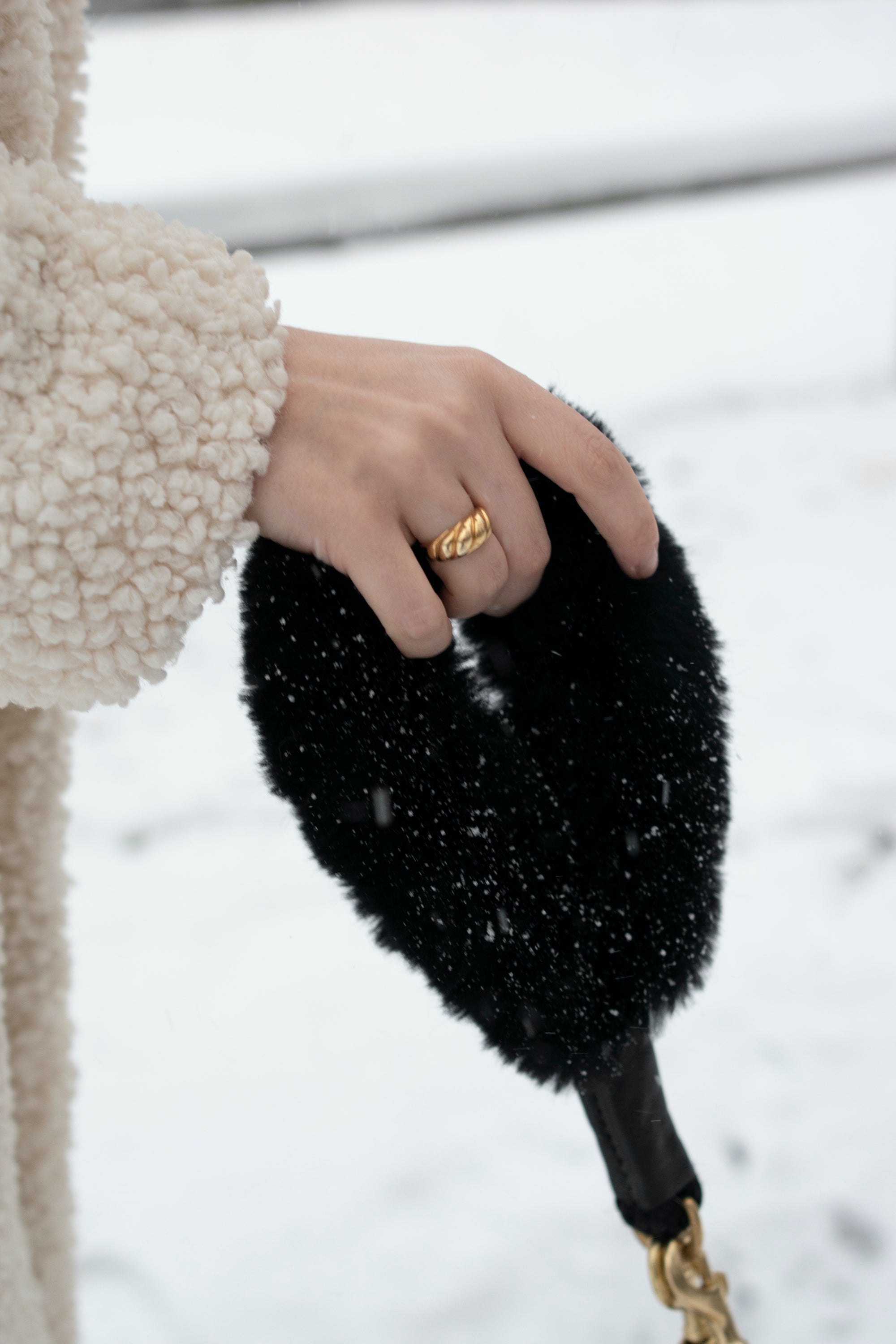 Bundle Shearling Fur Grip and Rope Leash for Dogs, featuring luxurious shearling grip and durable nylon leash in a stylish design.