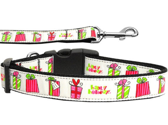 Christmas-themed nylon collar and leash for dogs and cats, featuring a festive design with durable military-grade nylon and a breakaway buckle for safety.