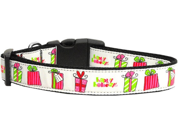 Christmas-themed nylon collar and leash for dogs and cats, featuring a festive design with durable military-grade nylon and a breakaway buckle for safety.