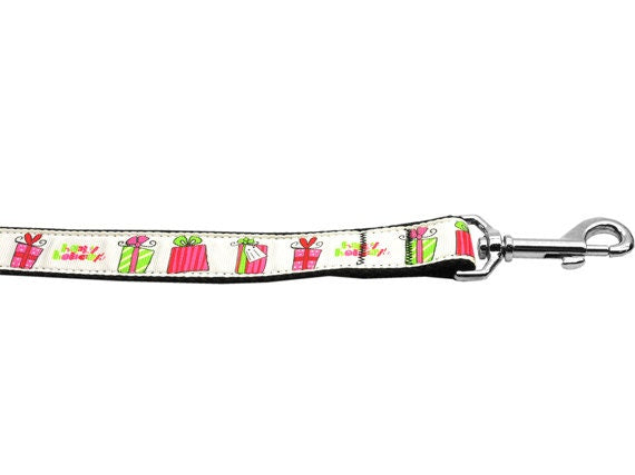 Christmas-themed nylon collar and leash for dogs and cats, featuring a festive design with durable military-grade nylon and a breakaway buckle for safety.