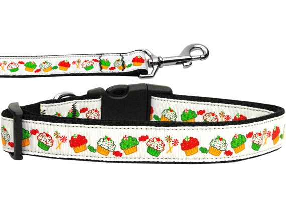 A festive nylon collar and leash for dogs and cats featuring a colorful Christmas Cupcakes design, perfect for holiday celebrations.