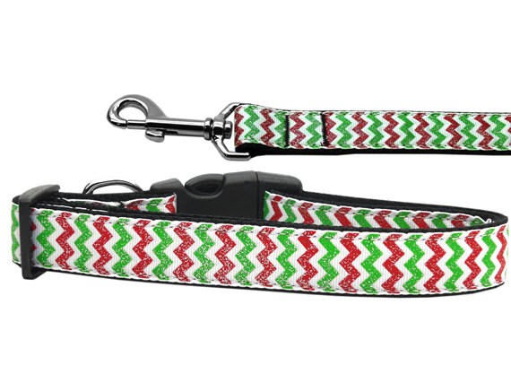A festive Christmas Sparkle nylon collar and leash for dogs and cats, featuring a vibrant chevron pattern, showcasing durability and style.