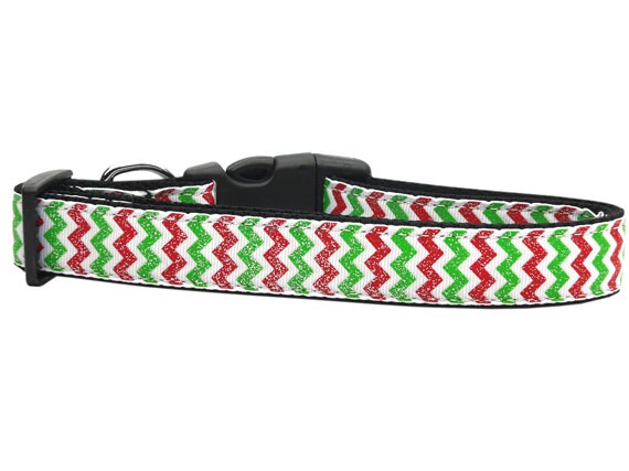 A festive Christmas Sparkle nylon collar and leash for dogs and cats, featuring a vibrant chevron pattern, showcasing durability and style.