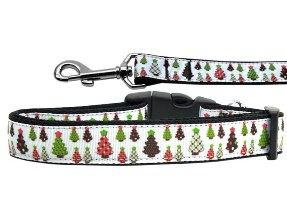 A stylish Christmas-themed nylon collar and leash for dogs and cats featuring designer Christmas trees.