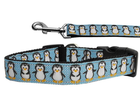 A festive Christmas nylon collar and leash for dogs and cats featuring a cute penguin design, showcasing durability and style.