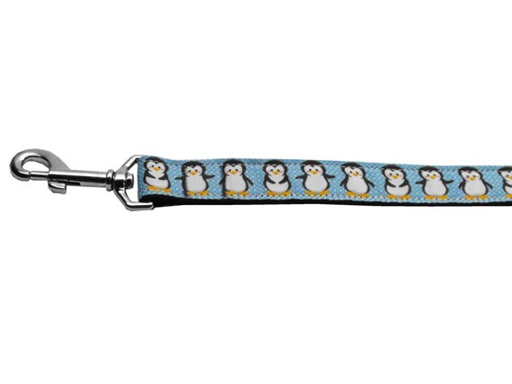 A festive Christmas nylon collar and leash for dogs and cats featuring a cute penguin design, showcasing durability and style.