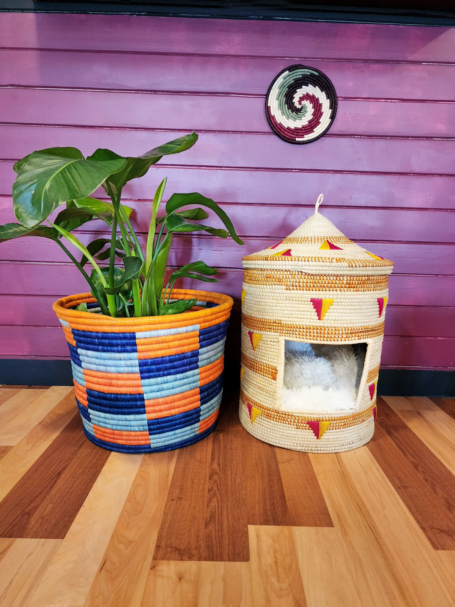 Chui Eco-Friendly Cat House, hand-woven from natural materials, featuring a stylish round design with a lid, perfect for cats and home decor.