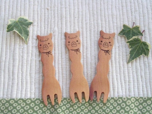Cute wooden snack fork designed like an alpaca, perfect for kids and adults, made from natural maple wood with a matte finish.