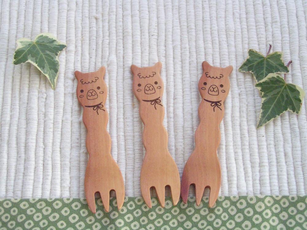 Cute wooden snack fork shaped like an alpaca, perfect for kids and adults.