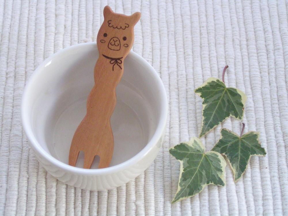 Cute wooden snack fork shaped like an alpaca, perfect for kids and adults.
