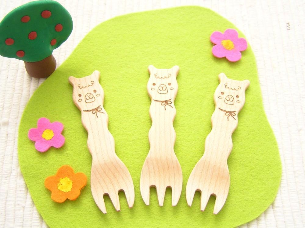 Cute wooden snack fork shaped like an alpaca, perfect for kids and adults.