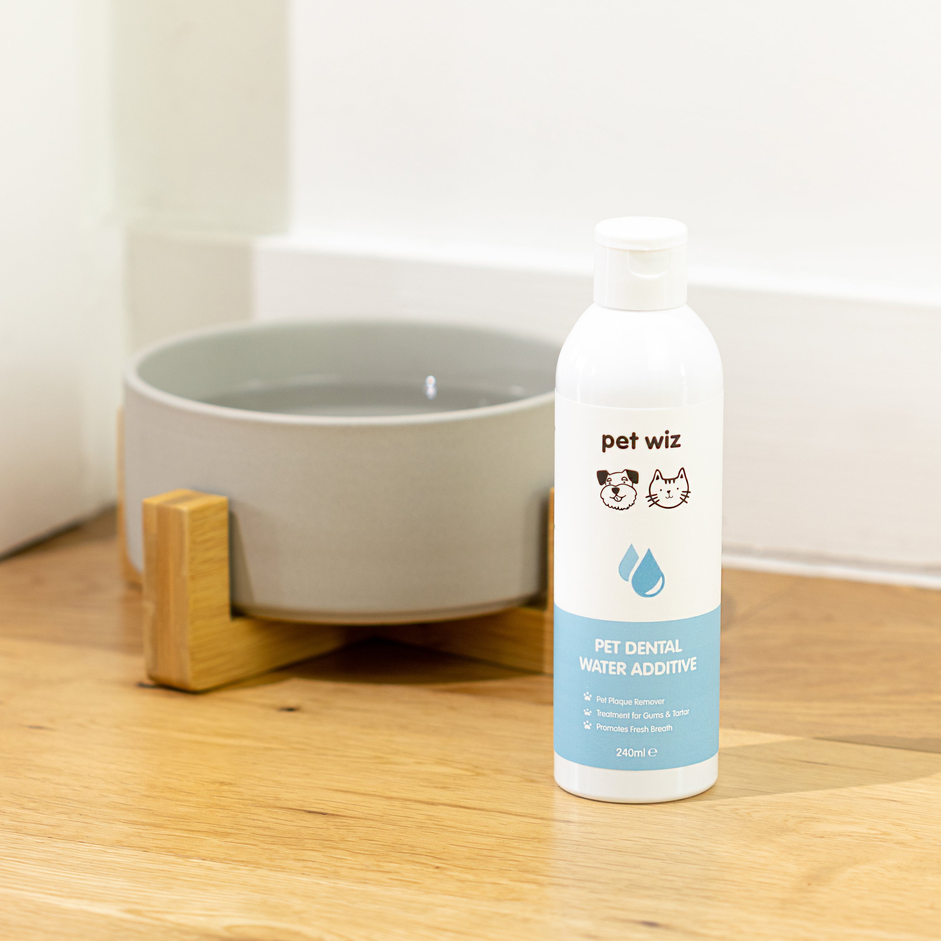 Dental water additive for dogs and cats in a bottle, promoting oral health.