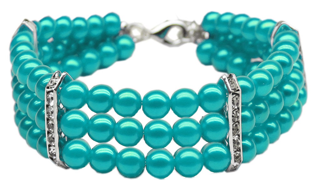 Three Row Pearl Necklace for dogs and cats featuring elegant pearls and rhinestone bars, showcasing a stylish design.