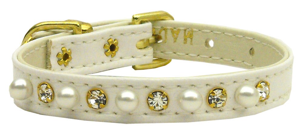 Elegant dog collar adorned with pearls and clear crystals, perfect for pets.