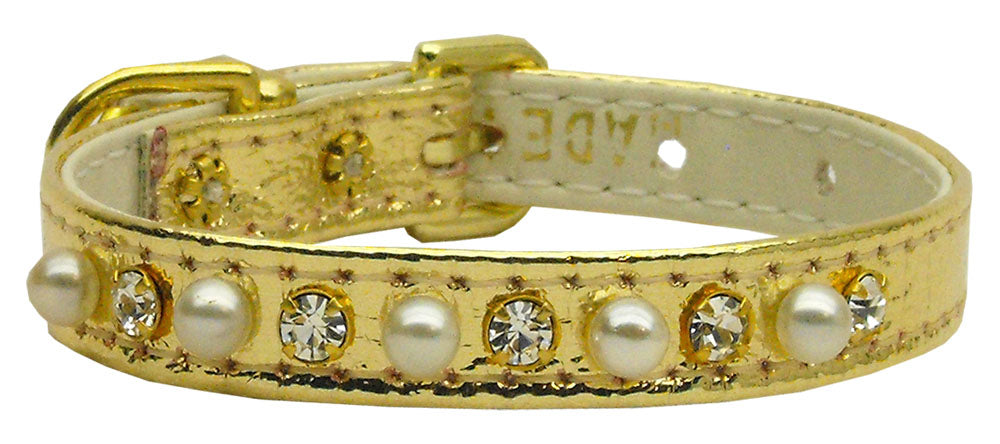 Elegant dog collar adorned with pearls and clear crystals, perfect for pets.