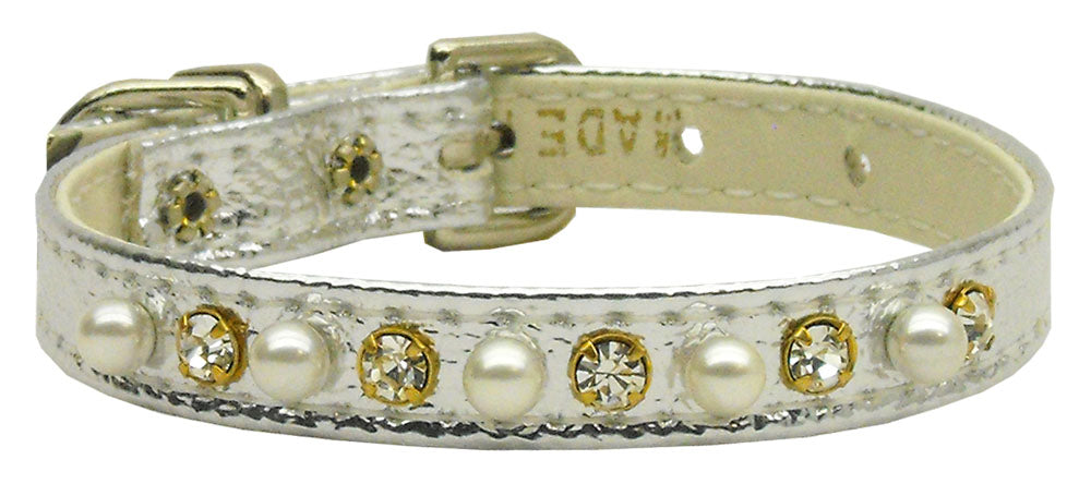 Elegant dog collar adorned with pearls and clear crystals, perfect for pets.