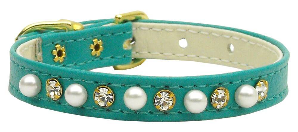 Elegant dog collar adorned with pearls and clear crystals, perfect for pets.