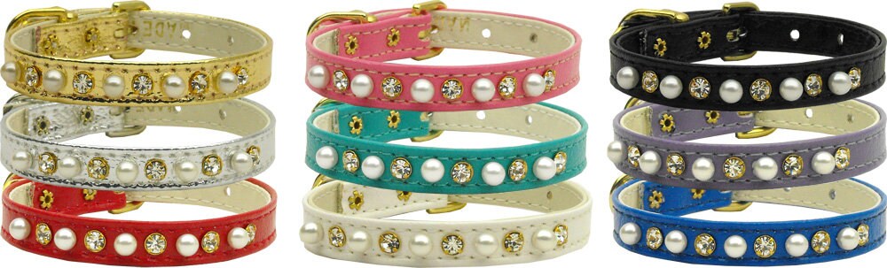 Elegant dog collar adorned with pearls and clear crystals, perfect for pets.
