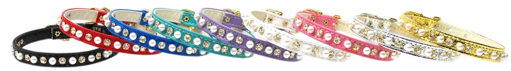 Elegant dog collar adorned with pearls and clear crystals, perfect for pets.