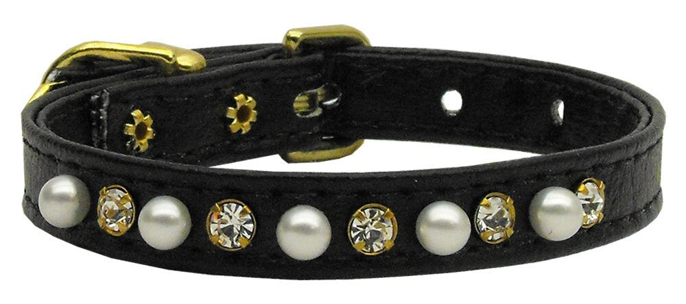 Elegant dog collar adorned with pearls and clear crystals, perfect for pets.