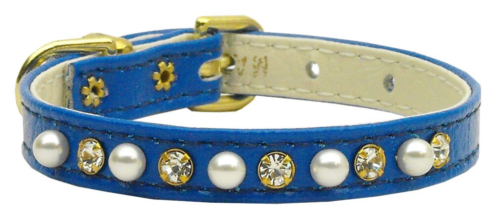 Elegant dog collar adorned with pearls and clear crystals, perfect for pets.