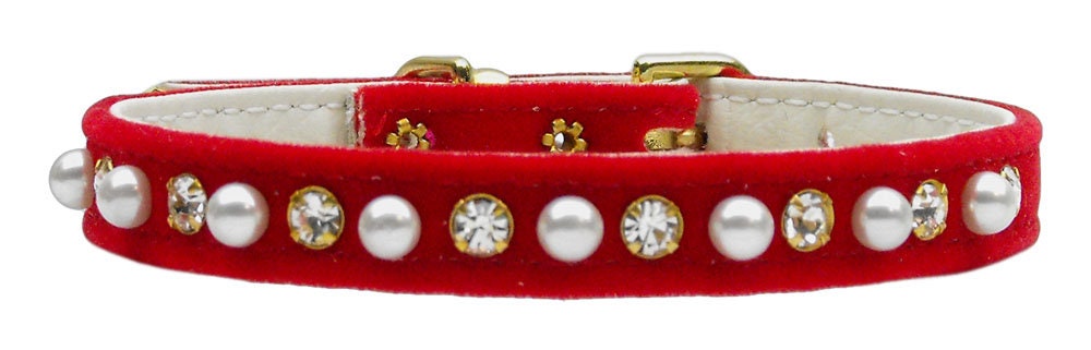 Elegant dog collar made of velveteen with pearls and rhinestones, showcasing its luxurious design.