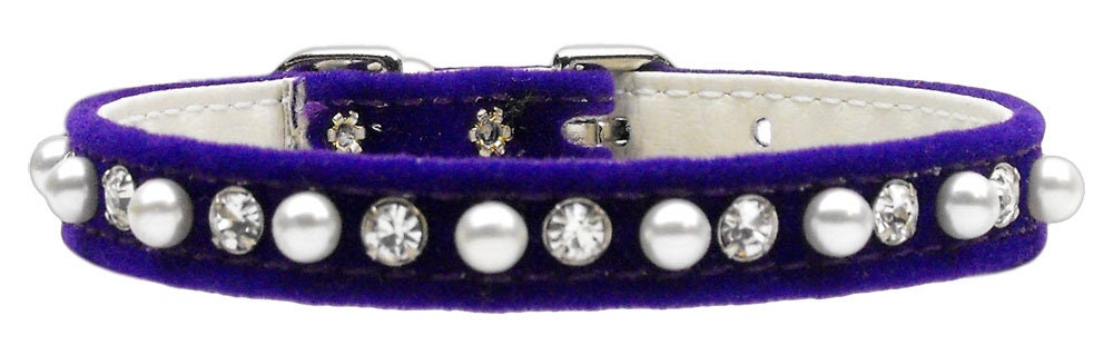 Elegant dog collar made of velveteen with pearls and rhinestones, showcasing its luxurious design.