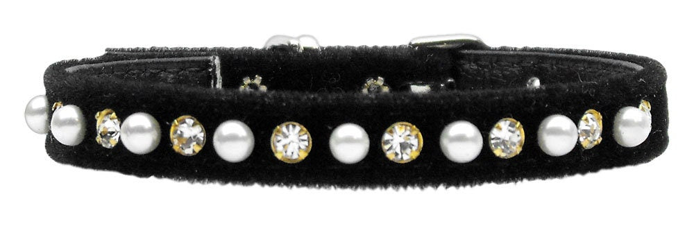 Elegant dog collar made of velveteen with pearls and rhinestones, showcasing its luxurious design.