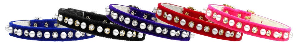 Elegant dog collar made of velveteen with pearls and rhinestones, showcasing its luxurious design.