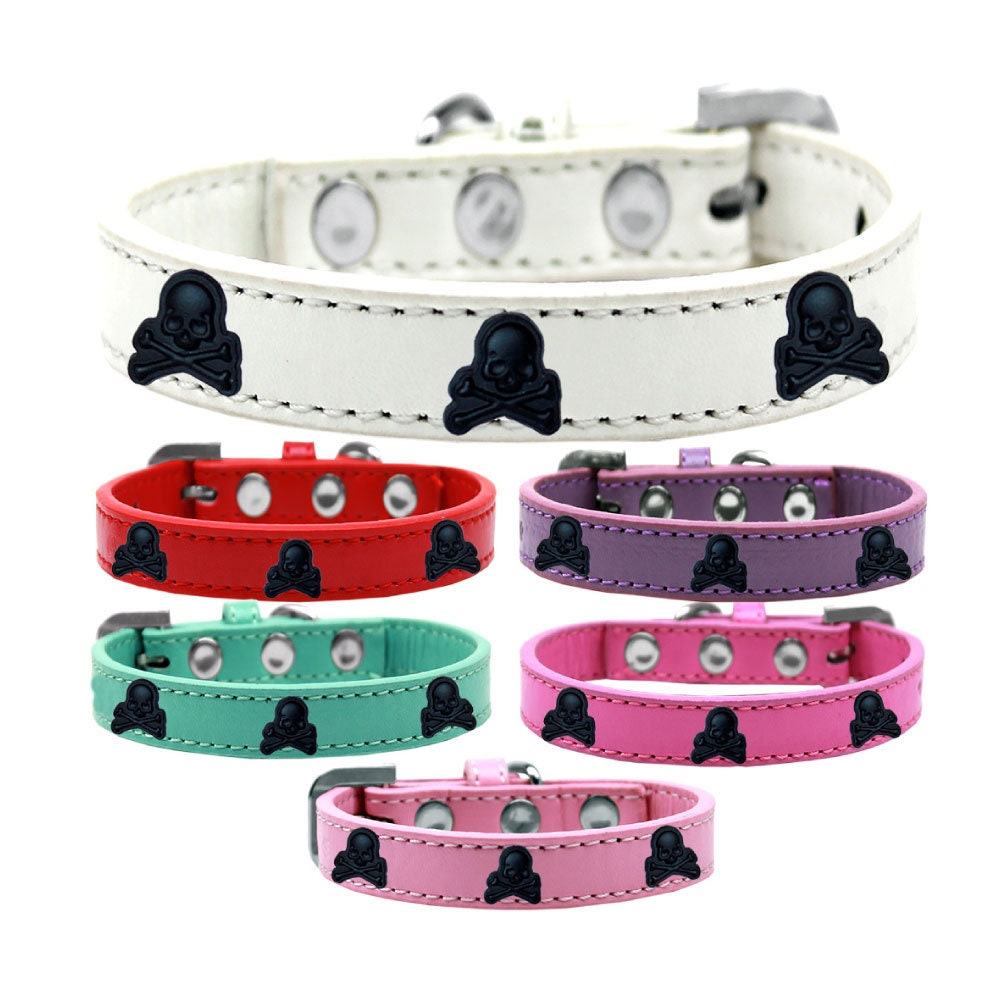 Black Skulls fashion collar for dogs, featuring metal widgets and a stylish design, perfect for pets.