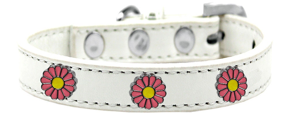 A stylish pink collar for dogs featuring daisies and metal widgets, showcasing a fashionable design.