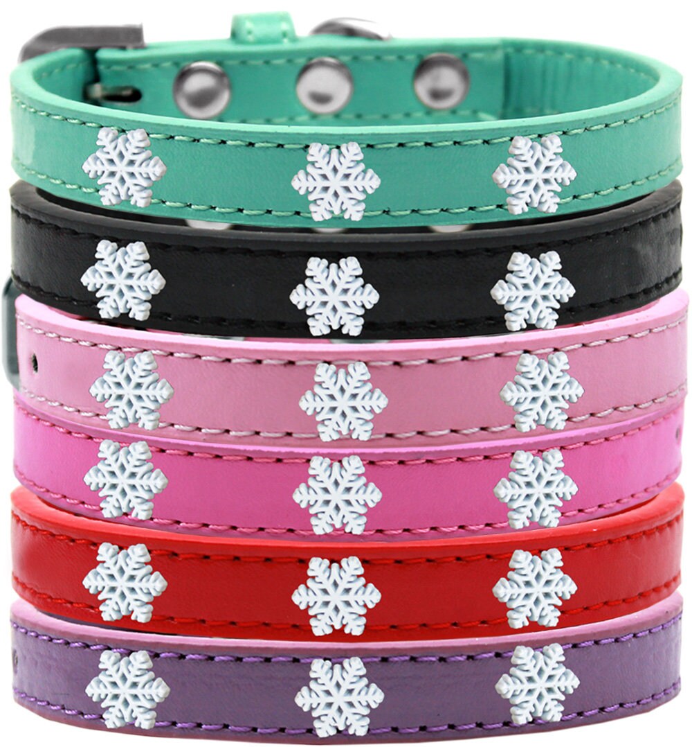 Stylish dog collar featuring a snowflake design with metal widgets, perfect for fashionable pets.