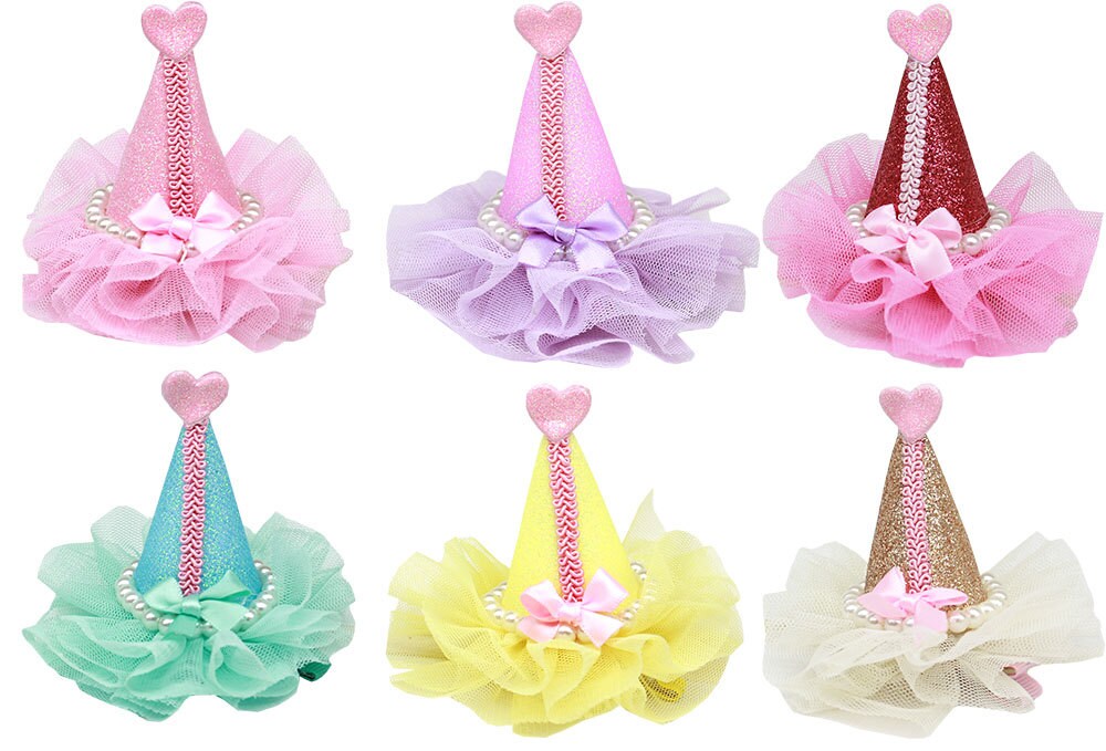 A cute pearl-wrapped clip-on party hat for dogs and puppies, perfect for celebrations.