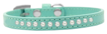 Elegant dog collar featuring faux leather and pearl accents, designed for style and comfort.