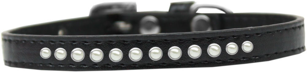 Elegant dog collar featuring faux leather and pearl accents, designed for style and comfort.