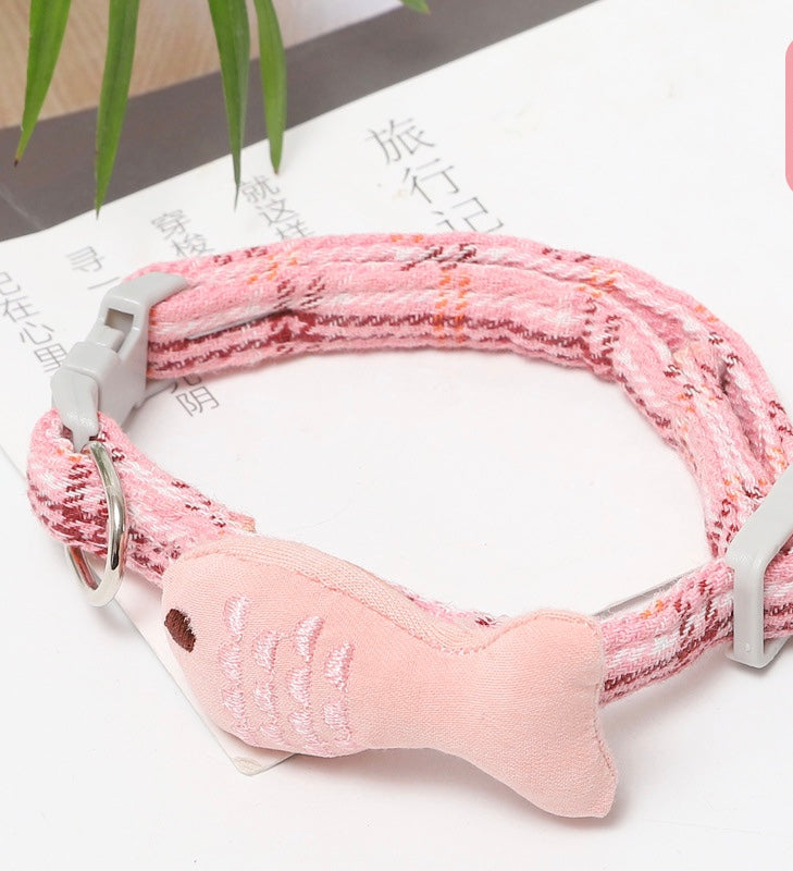 A stylish fish-themed collar for cats, showcasing vibrant colors and a durable design, perfect for special occasions and everyday wear.
