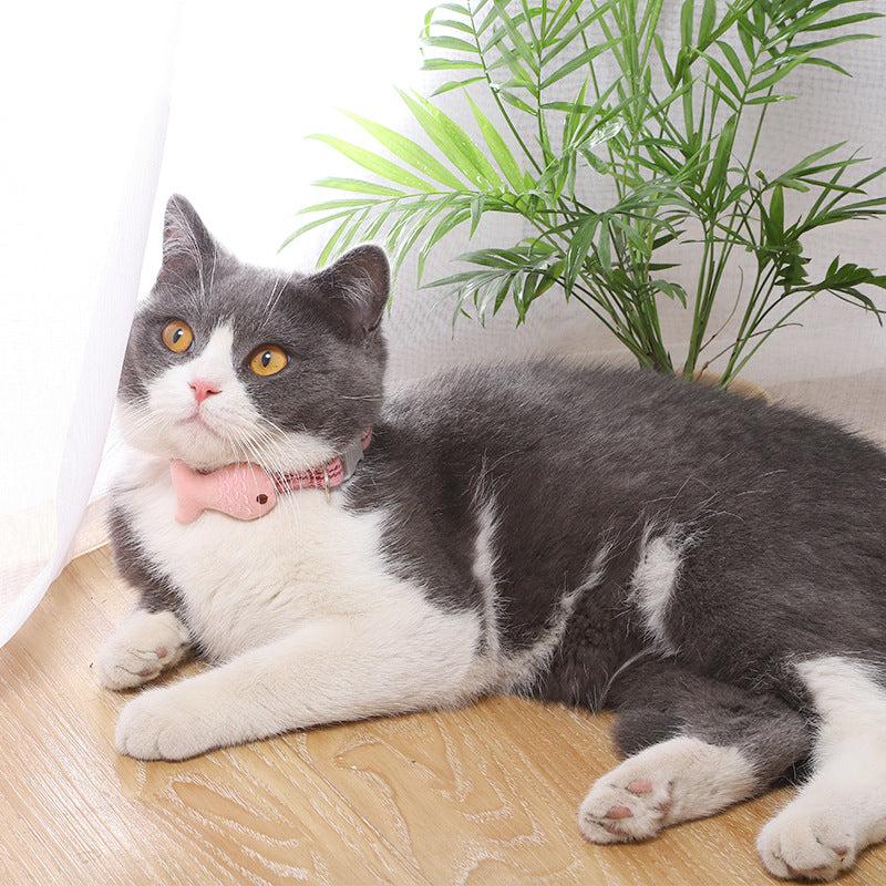 A stylish fish-themed collar for cats, showcasing vibrant colors and a durable design, perfect for special occasions and everyday wear.