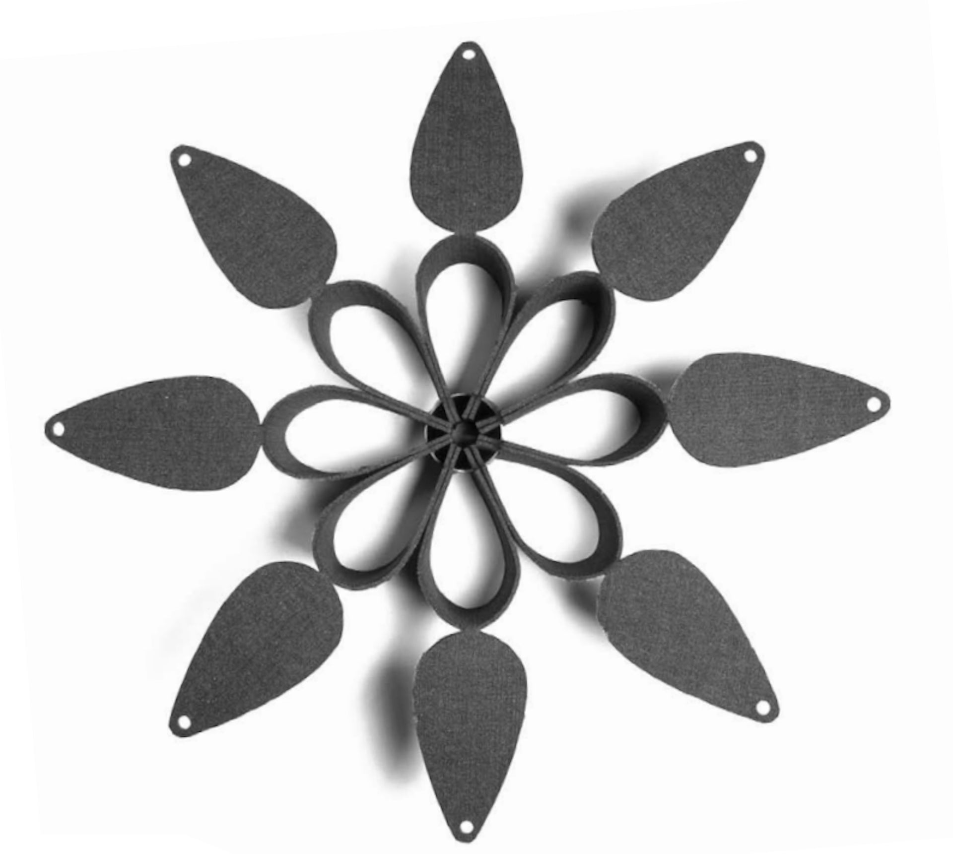 Stylische Katzenliege Flower in elegantem Hellgrau, ideal für kleine bis mittelgroße Katzen, aus robustem Filz gefertigt.