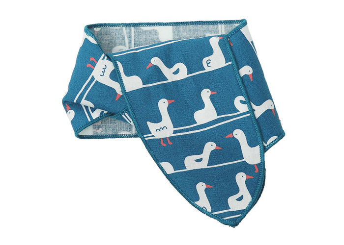 Goose Foam-Scarf in a stylish mix of colors, made from 100% handmade cotton, perfect for pets.