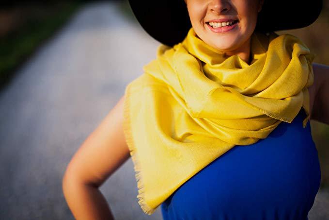 Luxurious Great Natural Alpaca shawl made of 70% royal alpaca and 30% silk, showcasing its soft texture and elegant design.